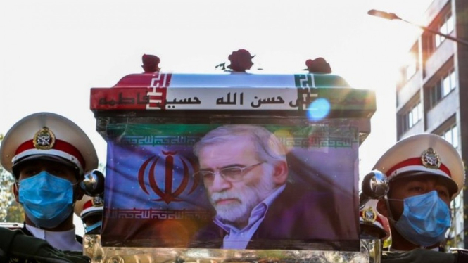 Peti jenazah Mohsen Fakhrizad ditandu tentara Iran.-Reuters
