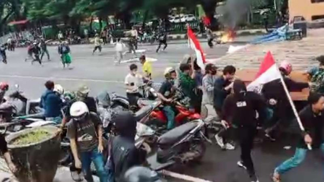 Pendemo tolak Habib Rizieq di Makassar dilempari