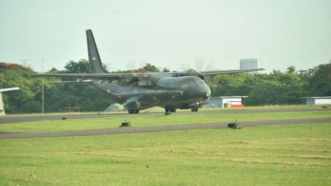 VIVA Militer: Pesawat TNI AU pembawa pasukan khusus TNI pemburu teroris Poso