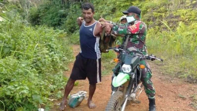 VIVA Militer: Serda TNI Syarif membantu warga Kampung Natabui, Yapen Barat