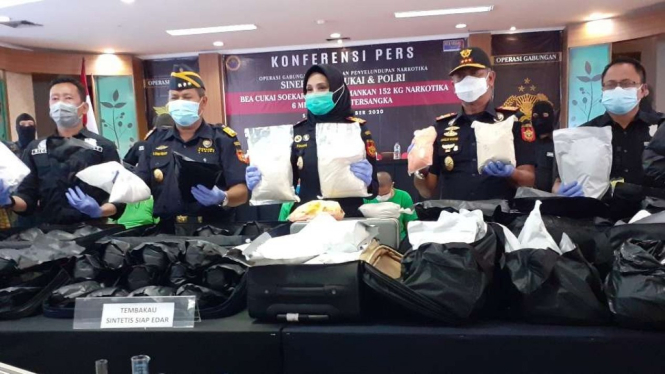 Kepala Kantor Bea Cukai Soekarno-Hatta Finnari Manan memperlihatkan barang bukti narkoba ganja sintetis asal China hasil pengungkapan upaya penyelundupan dalam konferensi pers pada Rabu, 2 Desember 2020.