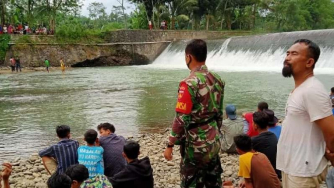 VIVA  Militer: Serka TNI Wijo dalam SAR tenggelamnya Anjar.