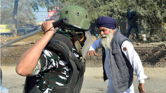Polisi mengayunkan pentung ke arah petani tua.-PTI


