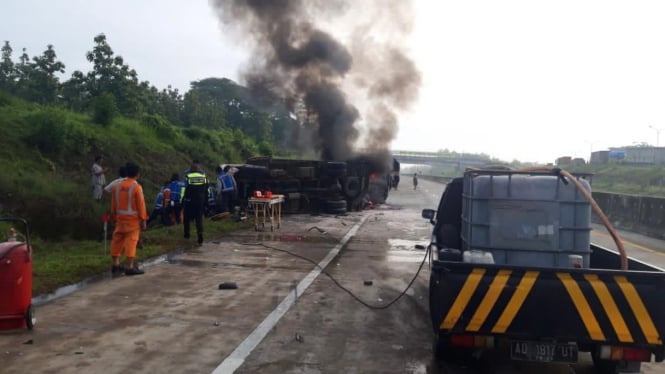 Petugas melakukan olah TKP kecelakaan maut di Tol Solo-Kertosono di Madiun, Jawa Timur, pada Kamis pagi, 3 Desember 2020.