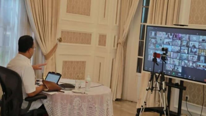 Anies Baswedan mengikuti rapat virtual dari rumah dinas gubernur