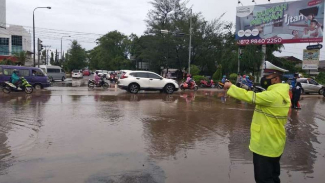 Polisi tengah mengatur lalu lintas imbas kemacetan banjir di Kota Cilegon