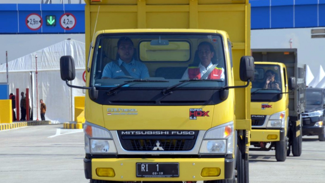 Presiden Jokowi naik Mitsubishi Colt Diesel saat meninjau pembangunan tol.