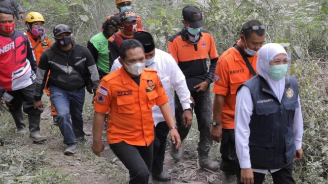 Gubernur Jawa Timur Khofifah Indar Parawansa melihat bekas erupsi Gunung Semeru.