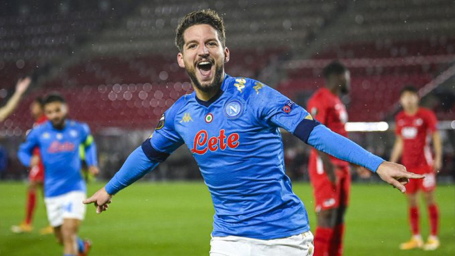 Bomber Napoli, Dries Mertens bobol gawang AZ Alkmaar.