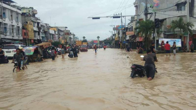 Ribuan rumah di Medan terendam banjir.