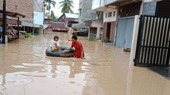 Banjir parah melanda Kota Medan