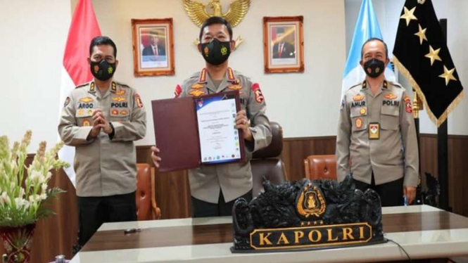 Kapolri Jenderal Polisi Idham Azis (tengah)