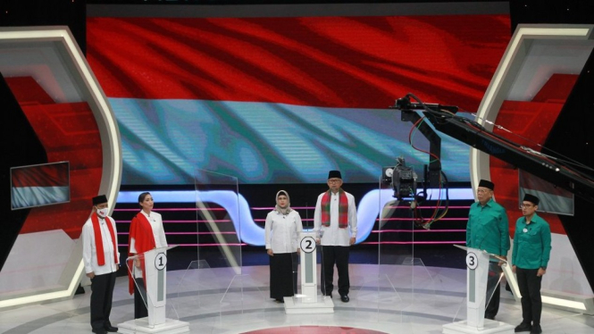 Tiga pasangan calon Wali Kota dan Wakil Wali Kota Tangerang Selatan yakni Muhammad - Rahayu Saraswati, Azizah - Ruhamaben dan  Benyamin Davnie - Pilar Saga Ikhsan dalam debat di Jakarta,  (22/11/2020) - ANTARA FOTO/MUHAMMAD IQBAL 