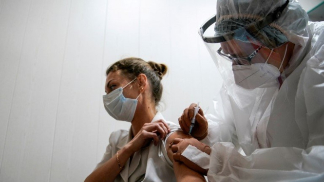 Tenaga medis dapat vaksin. Reuters via BBC Indonesia