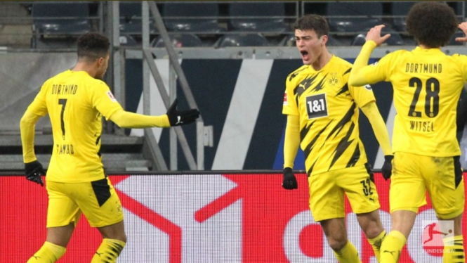 Para pemain Borussia Dortmund rayakan gol. 