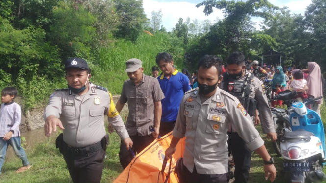 Polisi Evakuasi Mayat Lansia di Lombok, NTB