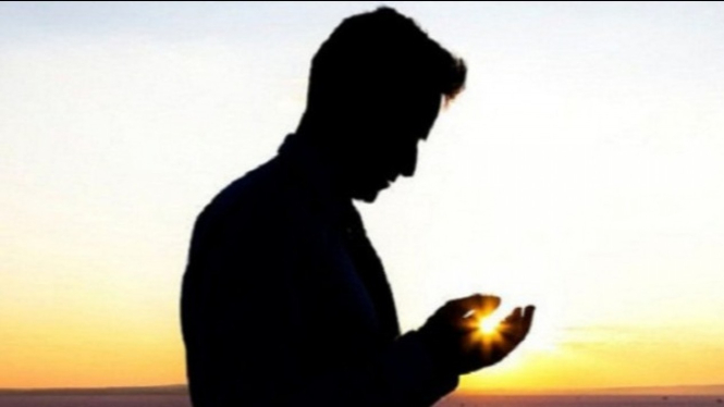 Ilustrasi orang berdoa minta kesehatan.