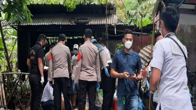 Polisi mengevakuasi mayat tanpa kepala di Kalimalang, Bekasi