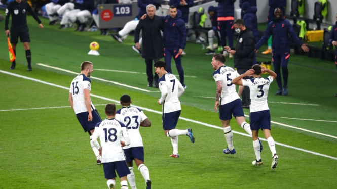 Son Heung-min dan pemain Tottenham Hotspur merayakan gol