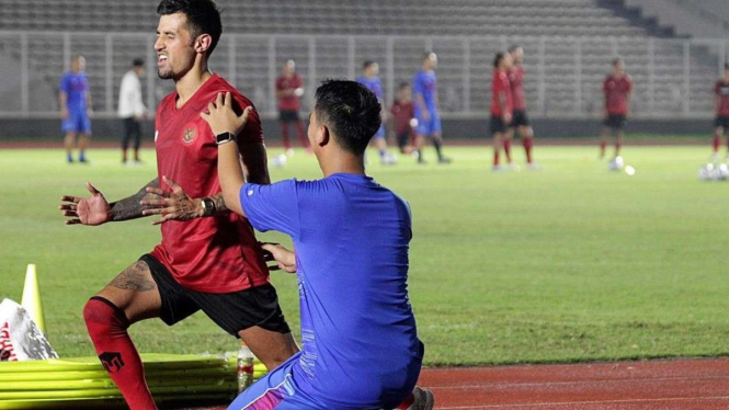 Asep Azis saat menangani cedera gelandang Timnas Indonesia, Stefano Lilipaly