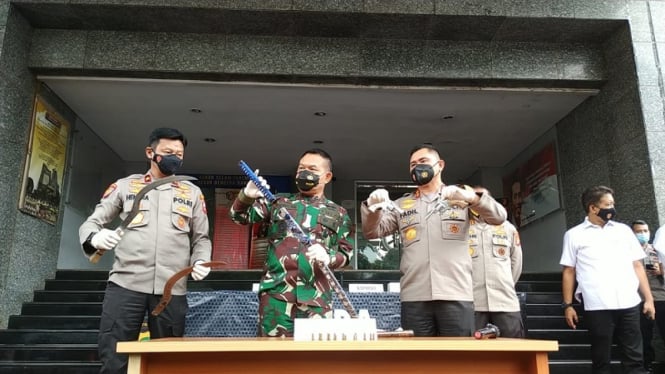 Brigjen Hendra Kurniawan (kiri) ikut rilis penembakan pengawal Habib Rizieq