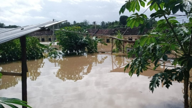 Kondisi banjir di Tangerang yang rendam rumah warga