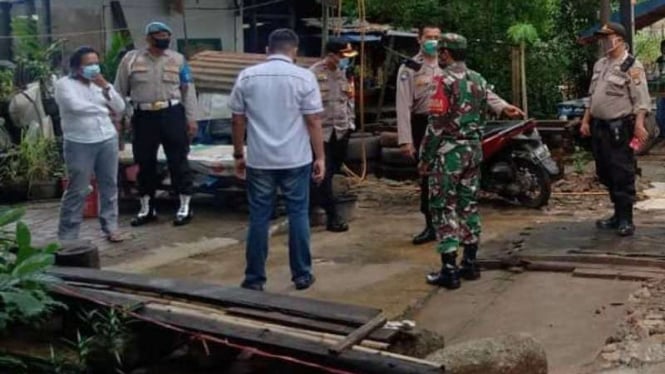 VIVA MIliter: Serka Darjo, Babinsa TNI mendatangi lokasi penemuan mayat