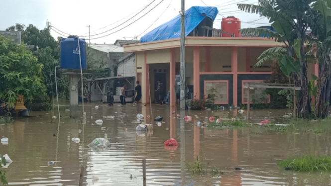 Banjir hingga Setinggi Atap Rumah Rendam Desa di Kabupaten Serang