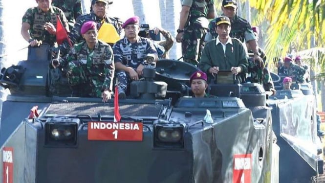 VIVA Militer: Jenderal TNI (purn) GM dampingi Jokowi.