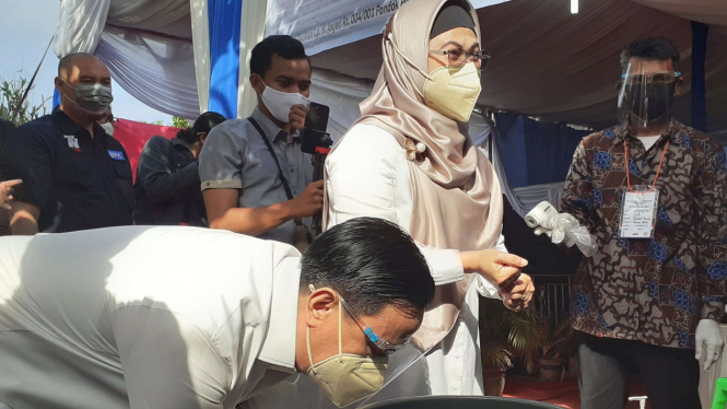 Siti Nur Azizah dan Suami Saat Mencoblos di Pilkada Tangsel