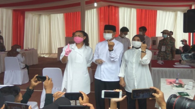 Calon Wali Kota Tangsel Nomor 01 Muhammad didampingi istri dan Saras 