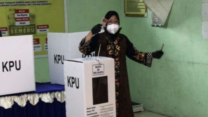 Wali Kota Surabaya Tri Rismaharini memberikan hak suaranya di Pilkada Surabaya