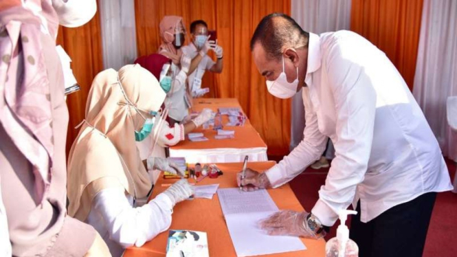 Gubernur Sumatera Utara, ?Edy Rahmayadi memberikan hak suara di Pilkada Medan