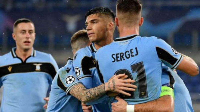 Pemain Lazio rayakan keberhasilan lolos ke 16 besar Liga Champions.