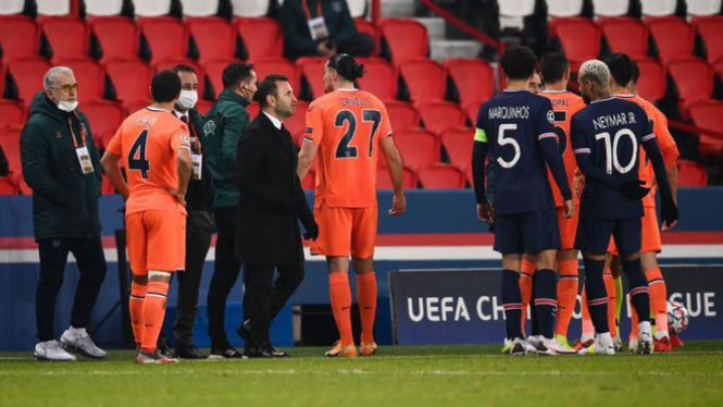 Para pemain PSG dan Basaksehir walk out karena ada insiden rasis di lapangan