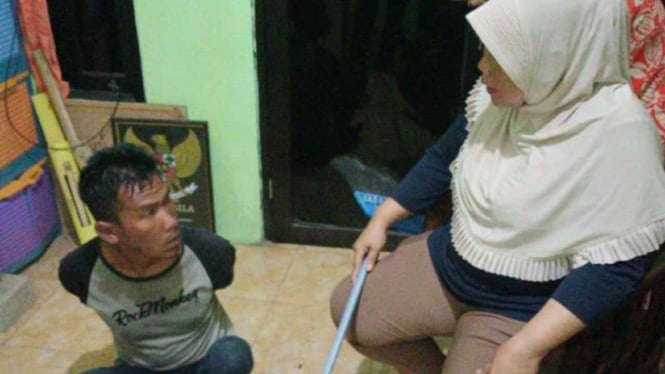 Ibu rumah tangga alias emak-emak hajar maling motor 