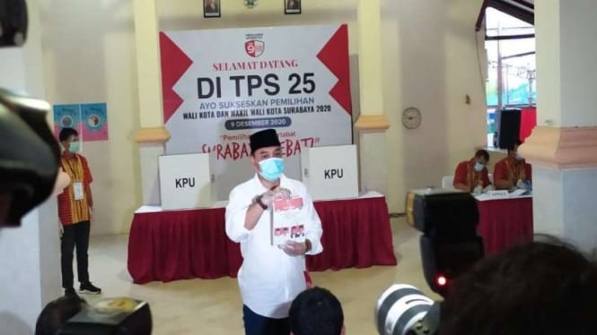 Calon Wali Kota Surabaya, Eri Cahyadi mencoblos di TPS 25 Wonokromo
