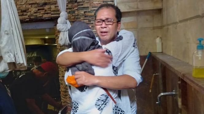 Calon Wali Kota Makassar, Mohammad Ramdhan Pomanto, menangis haru setelah mengetahui hasil perhitungkan cepat mengunggulkannya dalam Pilkada Makassar.