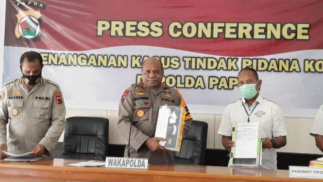 Wakapolda Papua Brigjen Pol Mathius Fakiri (tengah)