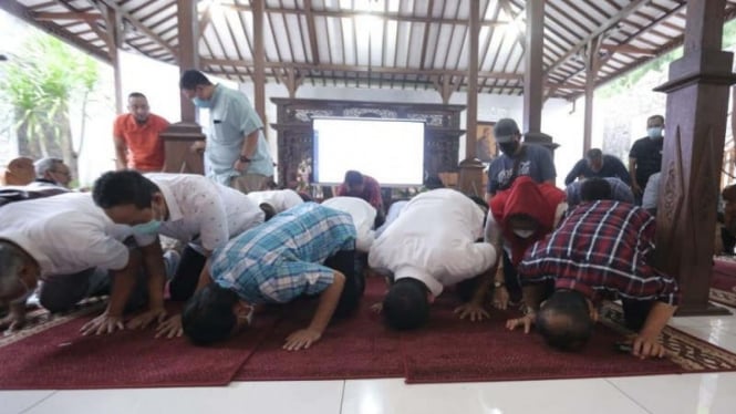 Hendi-Ita sujud syukur menang lawan kotak kosong