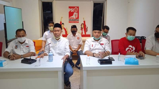 Calon Wali Kota Surabaya, Eri Cahyadi, tiba di kantor PSI Surabaya.