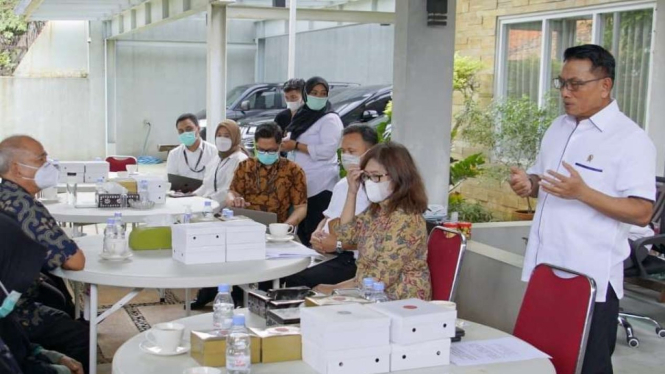 Moeldoko bertemu keluarga korban pelanggaran HAM masa lalu.