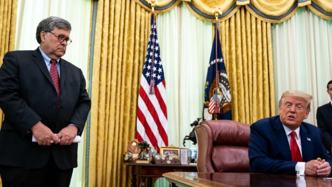 Donald Trump bersama Jaksa Agung William Barr.-GETTY IMAGES


