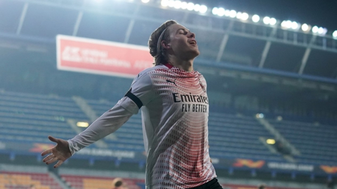 Pemain AC Milan, Jens Petter Hauge merayakan gol ke gawang Sparta Praha