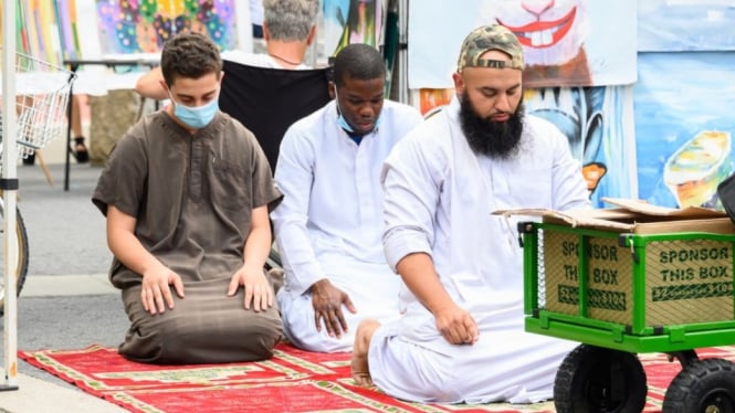 Foto ilustrasi: Tiga orang warga AS beragama Islam sedang melakukan salat di salah-satu sudut kota New York, 22 Agustus 2020.-NOAM GALAI/GETTY


