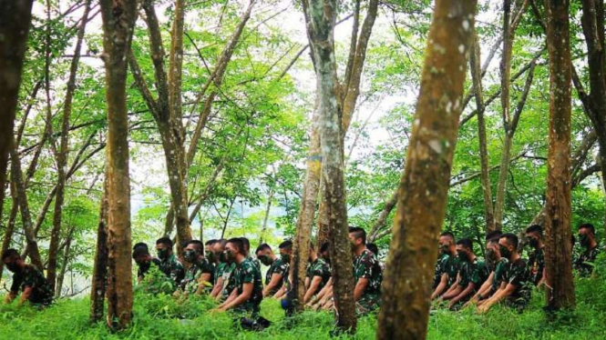 VIVA Militer: Prajurit TNI Yonif 405/Surya Kusuma.