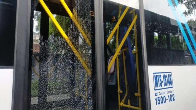 Bus Transjakarta dilempar batu orang tak dikenal