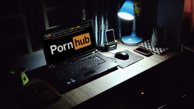 Pornhub adalah situs pornografi online gratis yang bisa diakses langsung tanpa kewajiban memiliki akun.