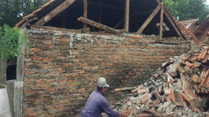 Rumah warga di Brebes, Jawa Tengah rusak akibat gempa