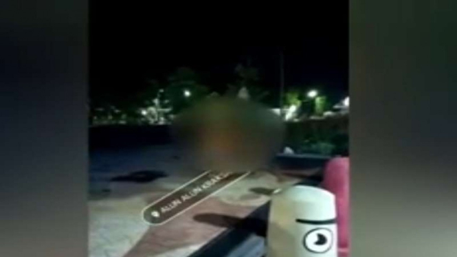 Tangkapan layar video wanita mandi telanjang di kolam kantor Bupati Probolinggo